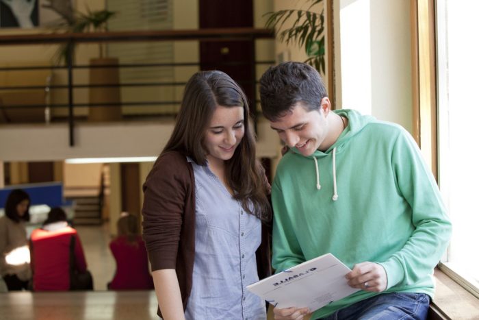 Alumnos leyendo La Salle Universidad