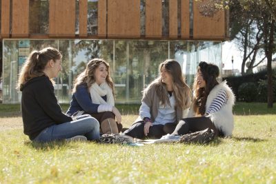 Alumnos en el Campus La Salle