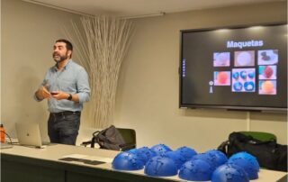Imagen de un curso de Astroaccesible con Enrique Pérez Montero mostrando material táctil en el Real Jardín Botánico de Madrid en mayo de 2025.