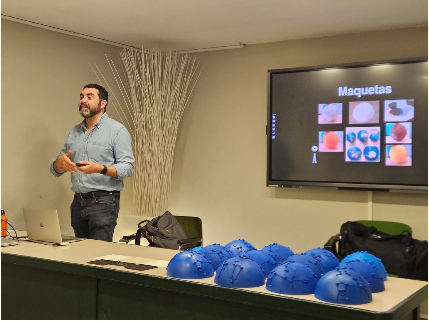 Imagen de un curso de Astroaccesible con Enrique Pérez Montero mostrando material táctil en el Real Jardín Botánico de Madrid en mayo de 2025.
